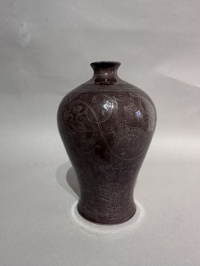 CHINA
Small Meiping porcelain vase decorated...