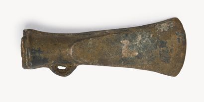 Hache à douille et anneau latéral 
Bronze...