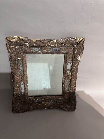 MIROIR à parcloses en bois doré à décor floral...