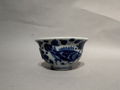 CHINE
Petit BOL en porcelaine blanc-bleu...