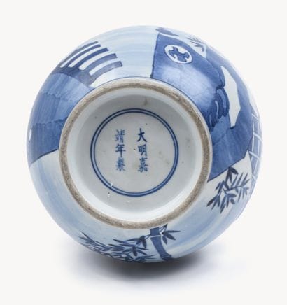 CHINA
Blue-and-white porcelain baluster vase...