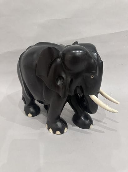SCULPTURE en ébène et os à décor d'éléphant....