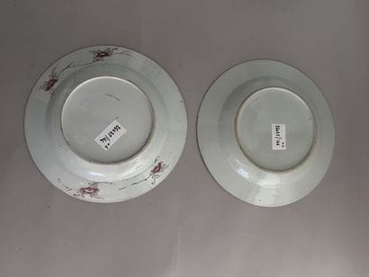 CHINE
Deux ASSIETTES en porcelaine émaillée...