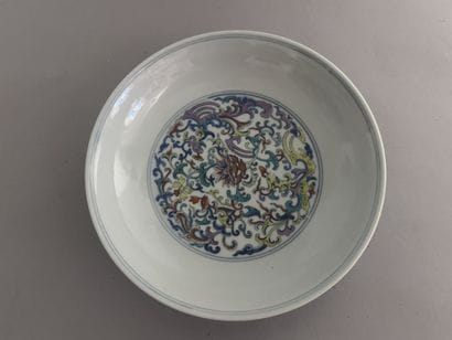 CHINE
ASSIETTE sur piédouche en porcelaine...