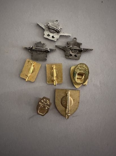 France 
Lot de 8 insignes marine et dviers
Différents...