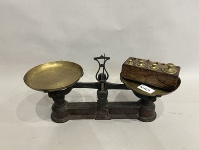BALANCE en fonte et laiton doré, avec poids....