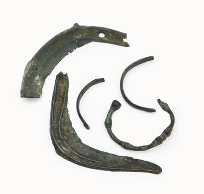 Lot de deux serpes et deux bracelets incomplets...