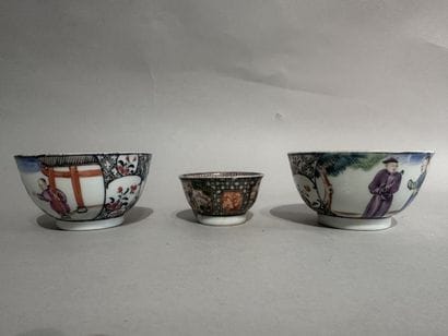 CHINA
Three small bowls made of polychrome...