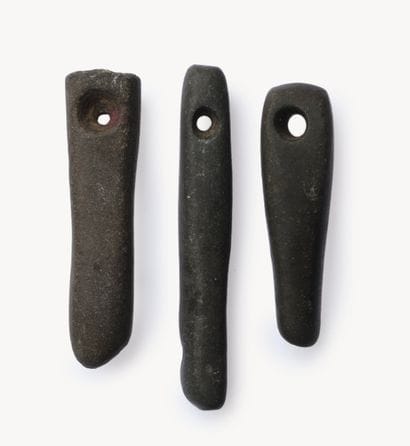 Lot de trois aiguisoirs percés 
Pierre noire....