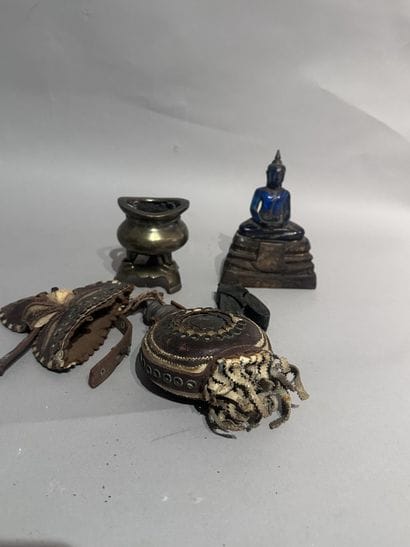 Ensemble de d'OBJETS divers: petit vase tripode...