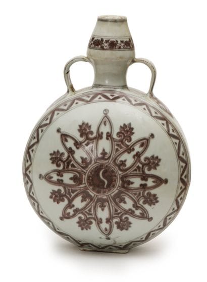 CHINA - 20th century
Porcelain 'bianhu' flask...