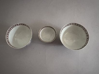 CHINA
Three small bowls made of polychrome...