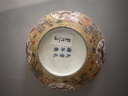 CHINA
Polychrome glazed porcelain bowl decorated...