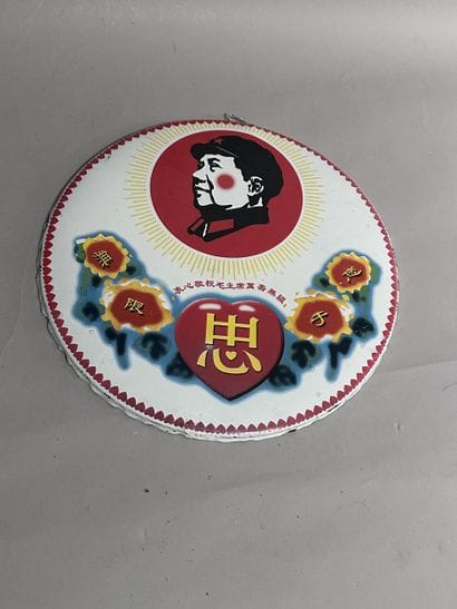 CHINA
Round enameled plaque with a depiction...