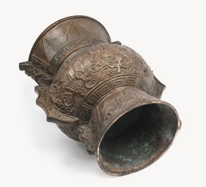 VIETNAM? 
VASE balustre en bronze patine...