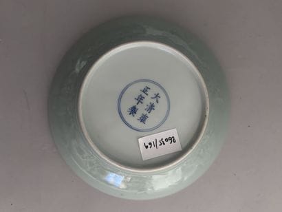 CHINE
ASSIETTE sur piédouche en porcelaine...