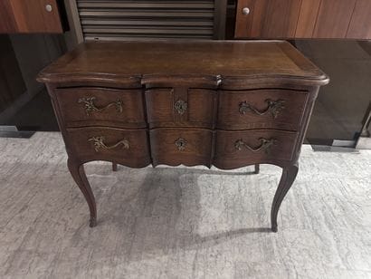 Commode galbée en bois naturel mouluré et...