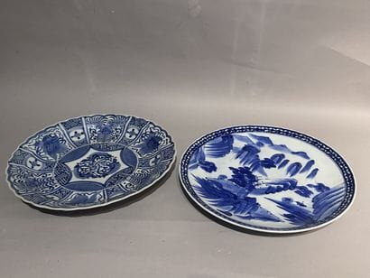 JAPON
Deux grands PLATS en porcelaine blanc-bleu...