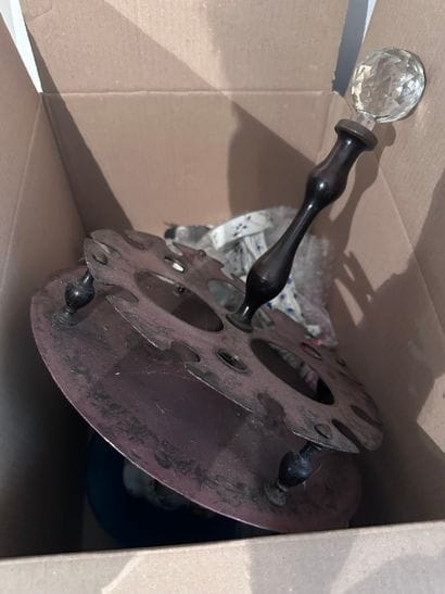 MANETTE de BIBELOTS divers dont : huilier-vinaigrier...