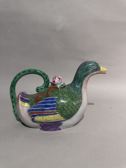 CHINE
VERSEUSE en porcelaine émaillée polychrome...