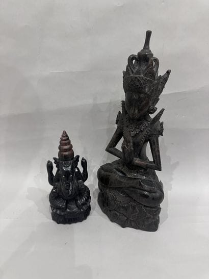 THAILANDE
Deux SUJETS en bois sculpté à décor...