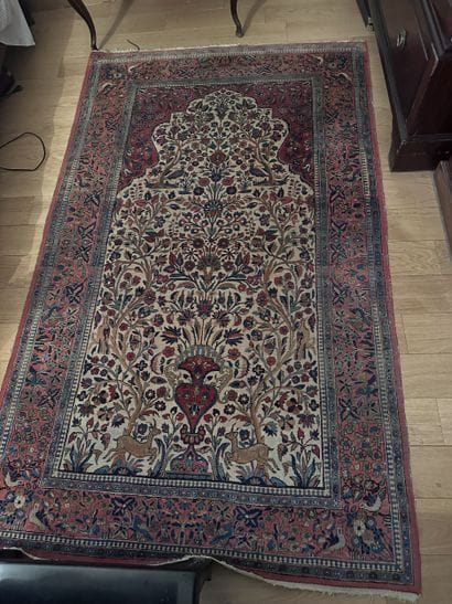 Tapis d'Orient en laine à décor floral sur...
