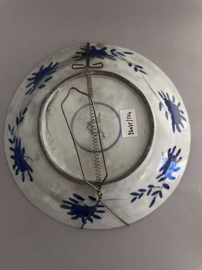 CHINE
ASSIETTE sur piédouche en porcelaine...