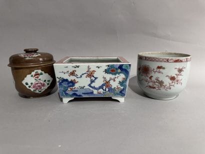 CHINA
Set of three porcelain pieces: a rectangular...
