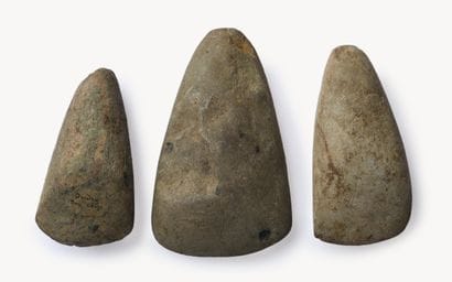 Lot de trois haches polies 
Pierre grise....