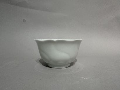 CHINE
Petit BOL en blanc de Chine à décor...