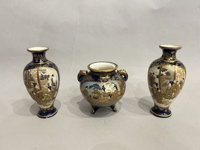JAPON
Deux petits vases balustre et vase...