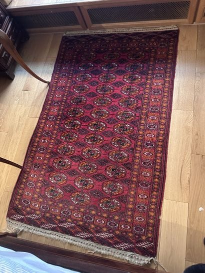 Tapis d'Orient en laine à décor stylisé sur...