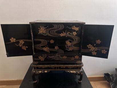JAPON 
Petit cabinet en laque à fond noir...
