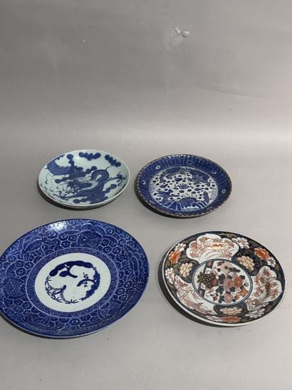JAPON
Ensemble de trois ASSIETTES et un PLAT...