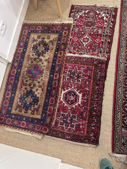 TAPIS galerie Senneh en laine à décor de...