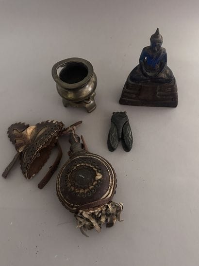 Ensemble de d'OBJETS divers: petit vase tripode...