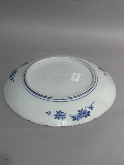 PLAT en porcelaine à décor Imari de vase...