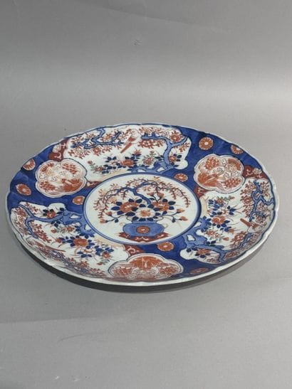 PLAT en porcelaine à décor Imari de vase...