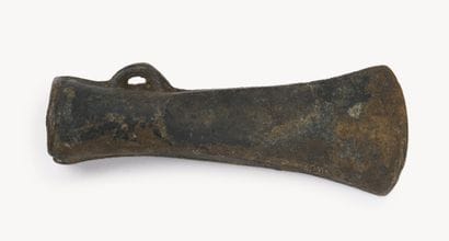 Hache à douille et anneau latéral 
Bronze...
