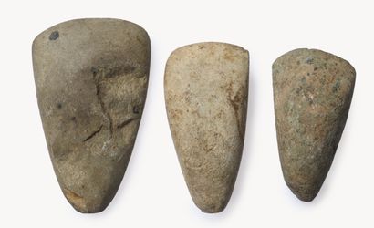 Lot de trois haches polies 
Pierre grise....