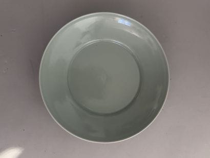 CHINE
ASSIETTE sur piédouche en porcelaine...