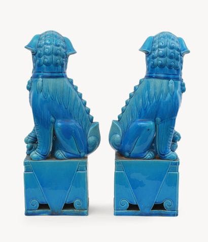 CHINA
Pair of FO DOGS in underglaze blue...