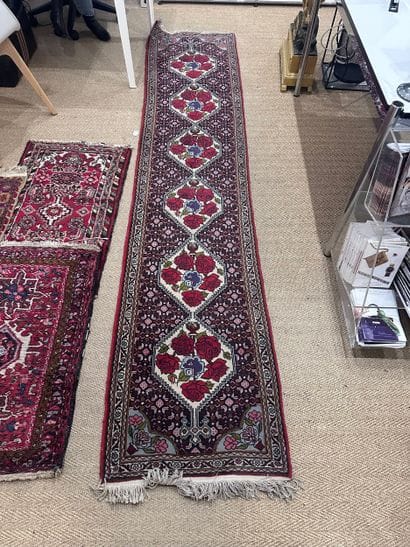 TAPIS galerie Senneh en laine à décor de...