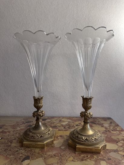 Pair of trumpet-shaped vases in crystal and...