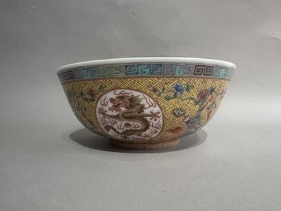CHINA
Polychrome glazed porcelain bowl decorated...