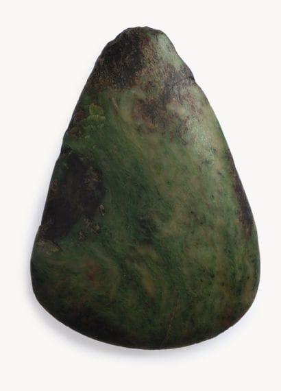 Hache sur galet 
Néphrite. Trace d’étiquette...