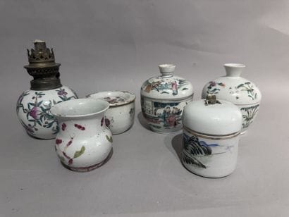 CHINA
Four small porcelain pots with lids...