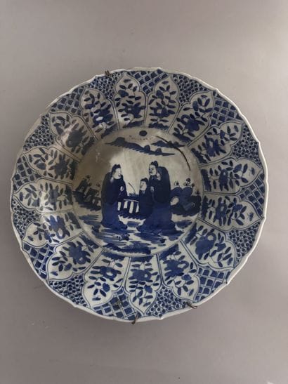 CHINE
ASSIETTE sur piédouche en porcelaine...