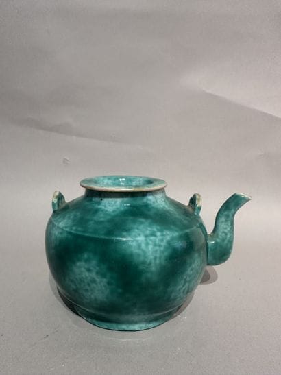 CHINA
Green porcelain teapot. 
19th century....