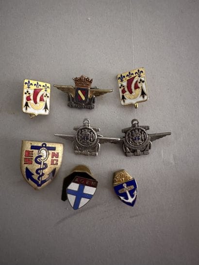 France 
Lot de 8 insignes marine et dviers
Différents...